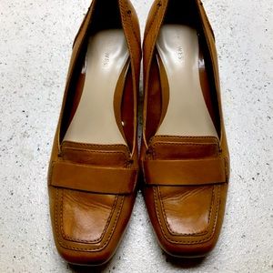 Nine West leather upper pumps.